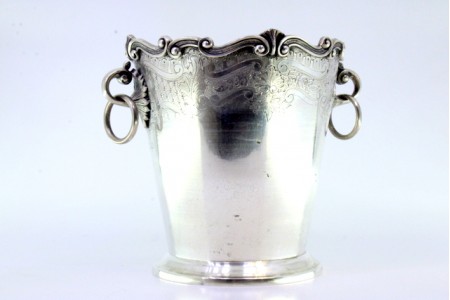 Balde de gelo em prata lisa com motivos vegetalistas gravados com o rebordo concheado e par de argolas exteriores como pegas.